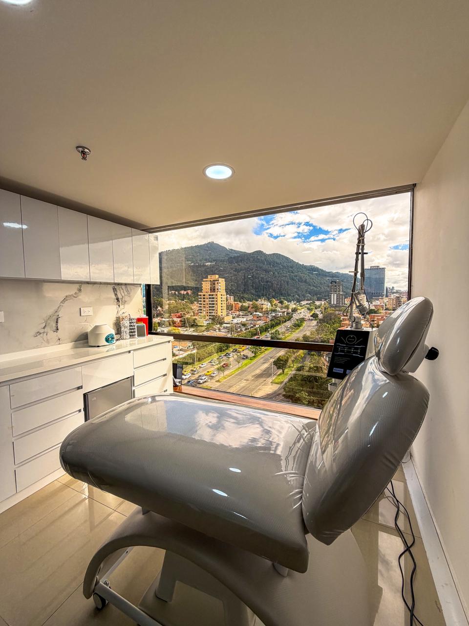 Sala de procedimientos con vista a Monserrate, Radiant Skin Bogotá